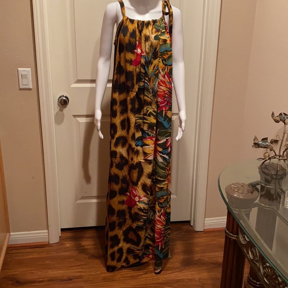 Goga resort wear multi print maxi dress. - Picture 2 of 7